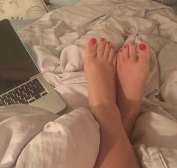 Würdest du mit mir ins Bett gehen und meine japanischen Füße massieren? » WhatsApp Sex XXX Nudes & Sexting